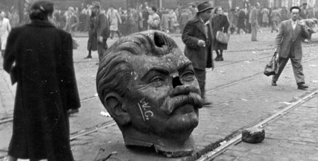 Stalin não parece muito feliz. Hungria, 1956.